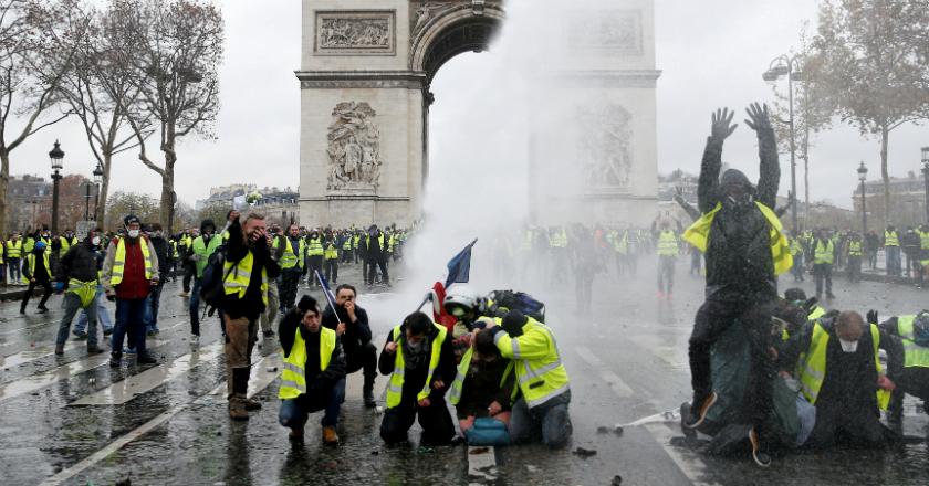 Menentang Presiden Macron, Protes 'Rompi Kuning' Berlanjut