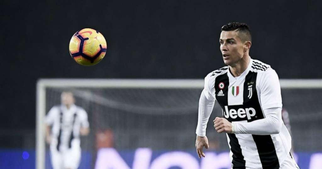 Ouch... Cristiano Ronaldo di 'Wik-wik 'Penggemarnya
