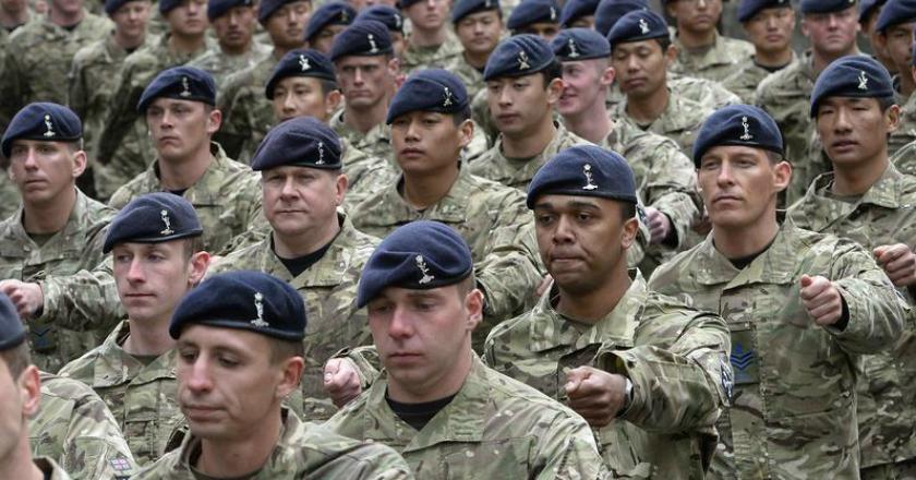 Pengawal Kerajaan Buckingham Ini Mundur Setelah Wajahnya Digunakan Tentara Inggris