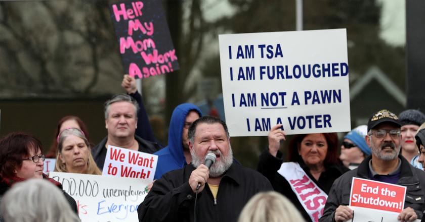Penutupan Pemerintah Berlarut-larut, Staf Federal Geruduk Gedung Putih