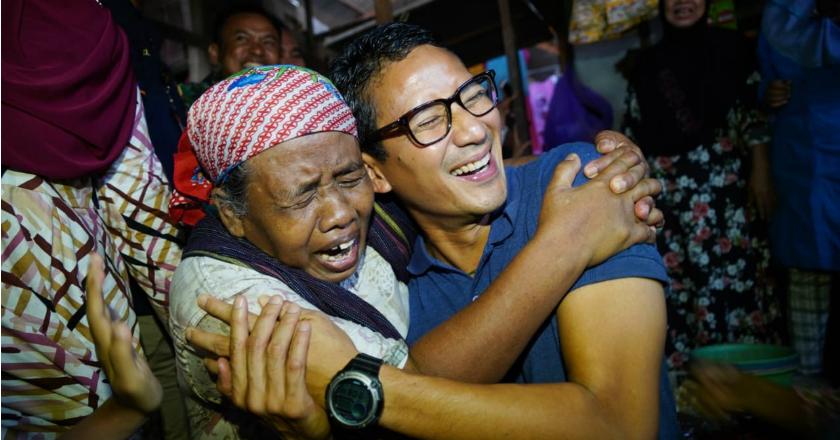 Sandiaga Tiba-tiba Dipeluk Pemulung Saat Berpidato di Rembang