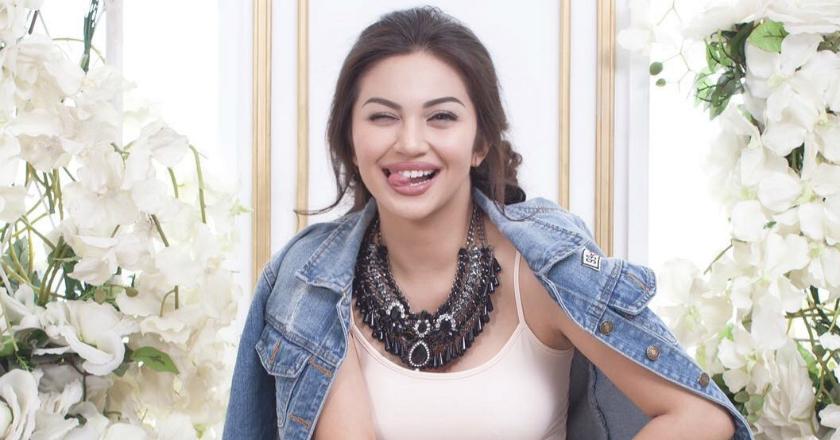 Pantau Foto: Seksi Mana Ariel Tatum dan Bunga Mawar Merah?