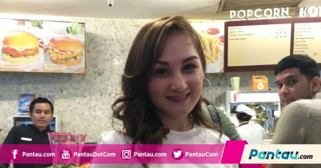 Keluarga Ajarkan Mona Ratuliu Arti Toleransi