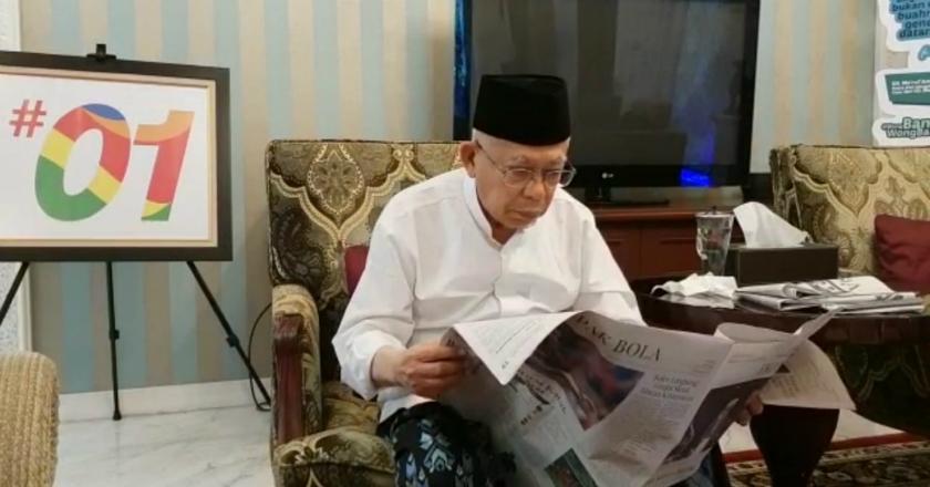 Jelang Debat, Ma'ruf Amin Santai Baca Koran dan Main dengan Cucu