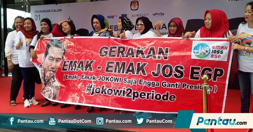 Bawa Spanduk Dukungan, Emak-emak Pendukung Jokowi Berdatangan di Lokasi Debat