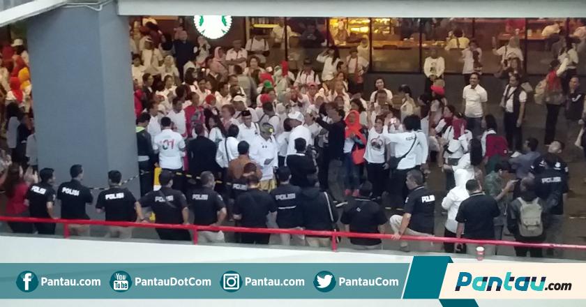 Saat Pendukung Jokowi dan Prabowo Adu Yel-yel Jelang Debat Pilpres