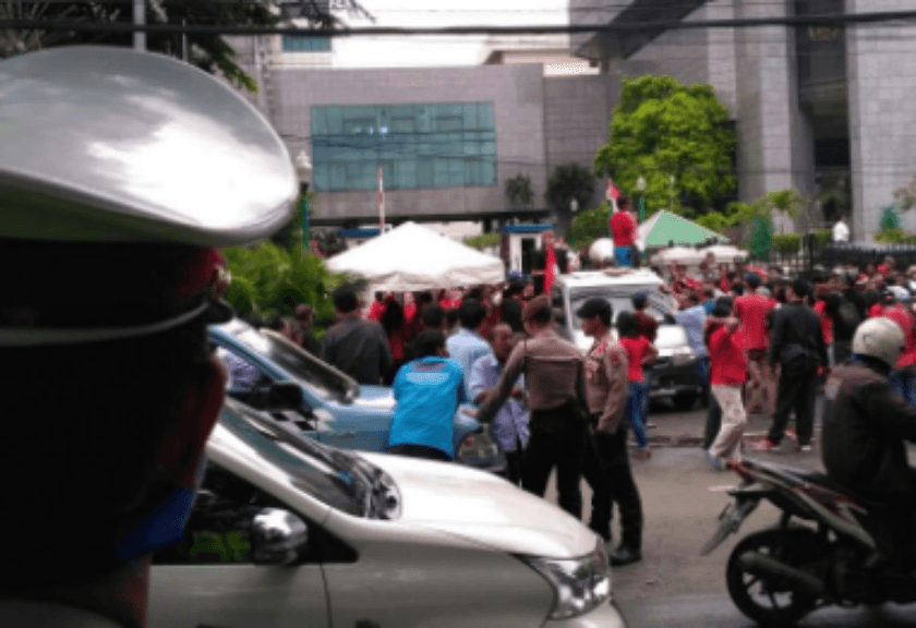 Demo di depan DPRD, Sopir Angkot Blokir Jalan Kebon Sirih