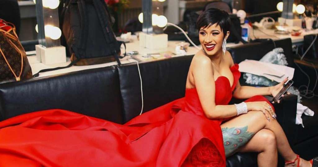 Melalui Akun Instagram, Cardi B Bela Hak 46 Ribu Pekerja