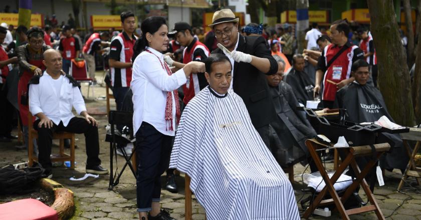 Cerita Tukang Cukur yang Pangkas Rambut Presiden Jokowi di Garut
