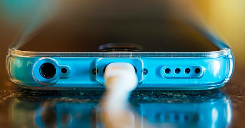 Mau Baterai Awet? Ini 4 Cara Ngecas Smartphone yang Benar