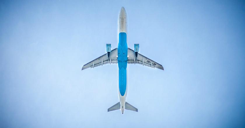 Penasaran Apa Fungsi dari Lubang di Jendela Pesawat?