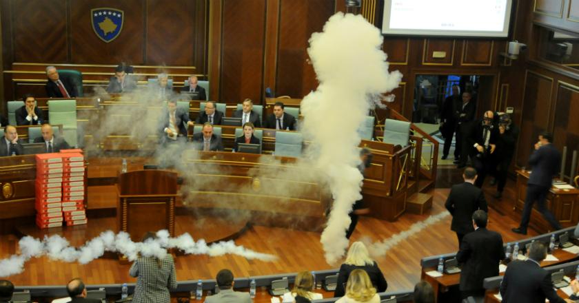 Rusuh! Aksi Lempar Gas Air Mata Warnai Sidang Parlemen Kosovo