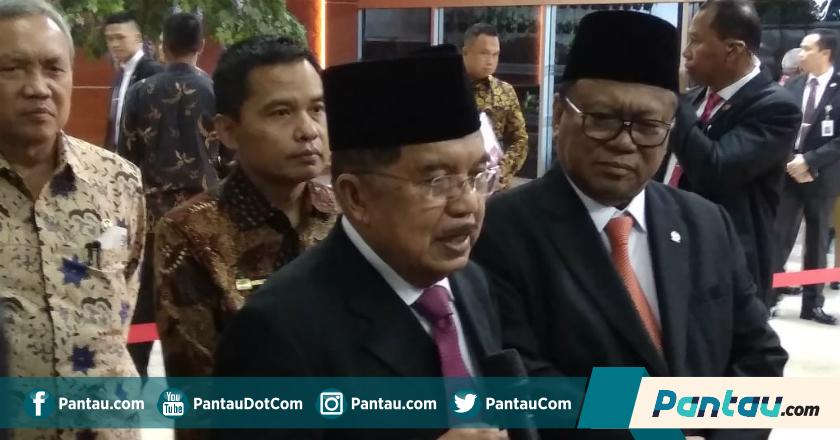 Kunjungi Korban Banjir Makassar, JK Instruksikan Kemensos Segera Beri Santunan Korban