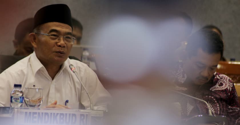 Mendikbud: Tahun 2023 Tak Ada Lagi Guru Honorer