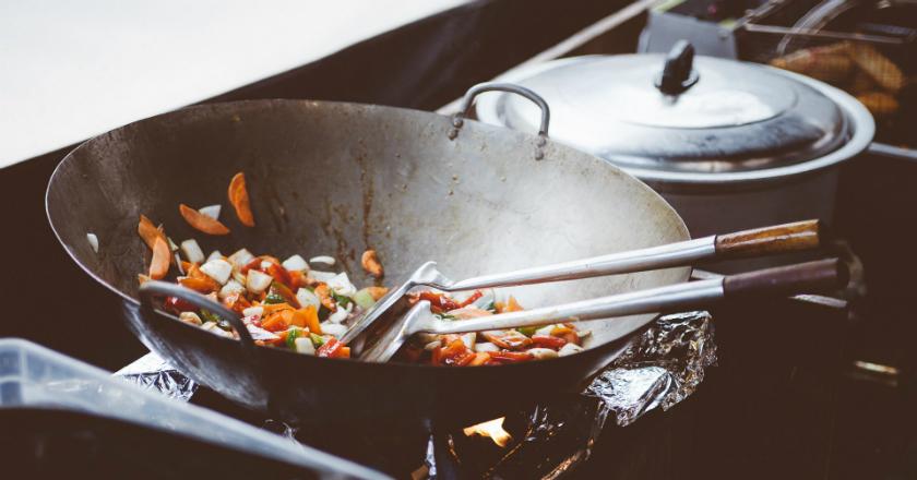 Hentikan Kebiasaan Sepele Saat Masak Ini yang Bisa Bikin Gemuk