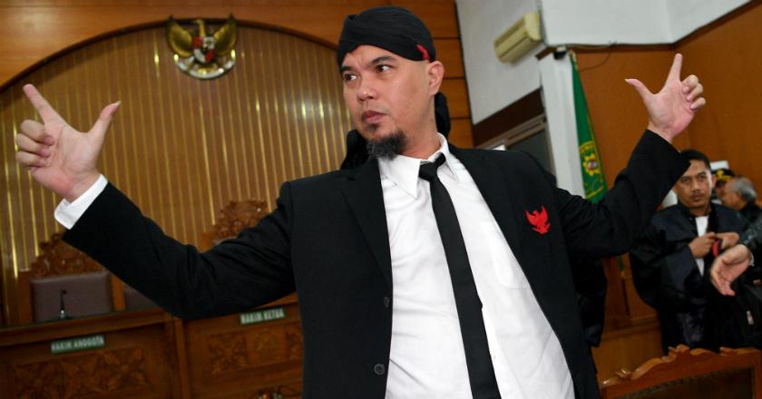 Ahmad Dhani dan Salam 2 Jari Khas Prabowo-Sandi di Sidang Vonis