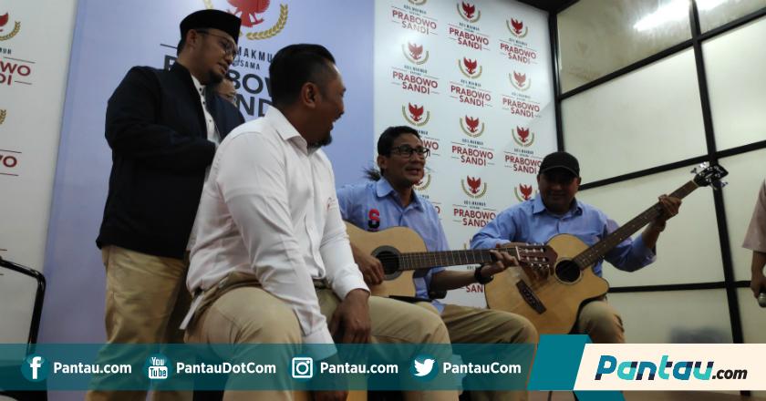 Sandi Nyanyikan Lagu 'Hadapi Dengan Senyuman' untuk Dhani