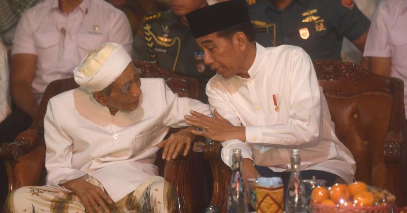 Maknai Isi Doa Kiai Maimun Zubair yang Menyebut Prabowo di Samping Jokowi