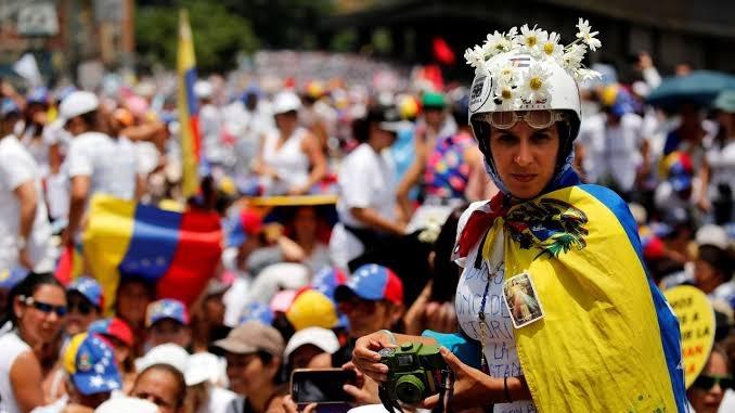 Tuntut Maduro Mundur, Pendukung Oposisi Turun ke Jalan