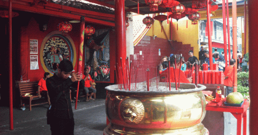 Jelang Tahun Baru Imlek, Polisi Sterilkan Vihara Dharma Bakti Jakarta