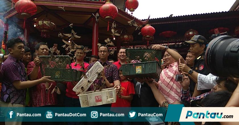 Rayakan Imlek di Petak Sembilan, Anies Pimpin Ritual Pelepasan Burung Gereja