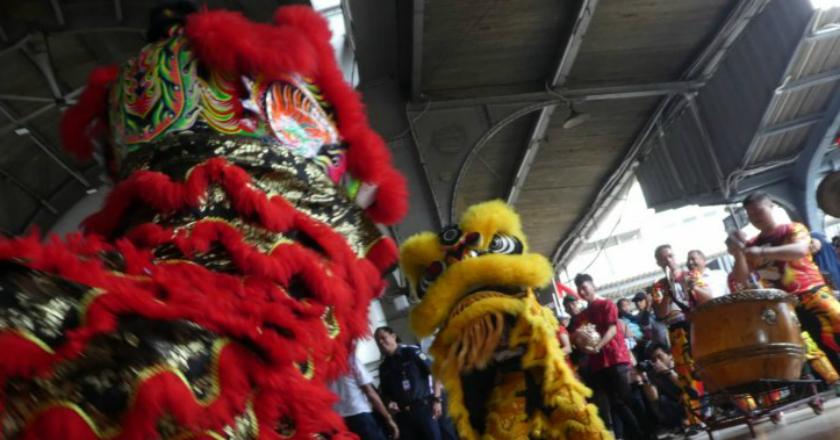 Atraksi Barongsai Hibur Penumpang KRL di Stasiun Jakarta Kota