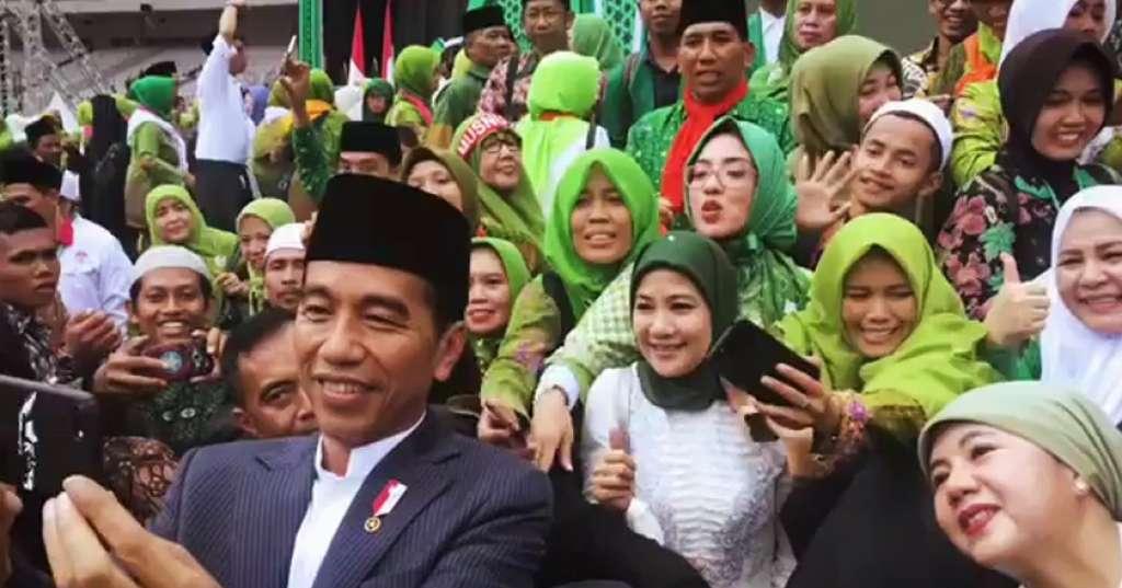 Jokowi Hadiri HUT HMI ke-72 di Kediaman Akbar Tandjung