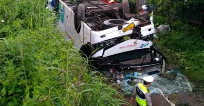 Bus Terguling di Jalur Bandung-Garut, Dua Penumpang Tewas