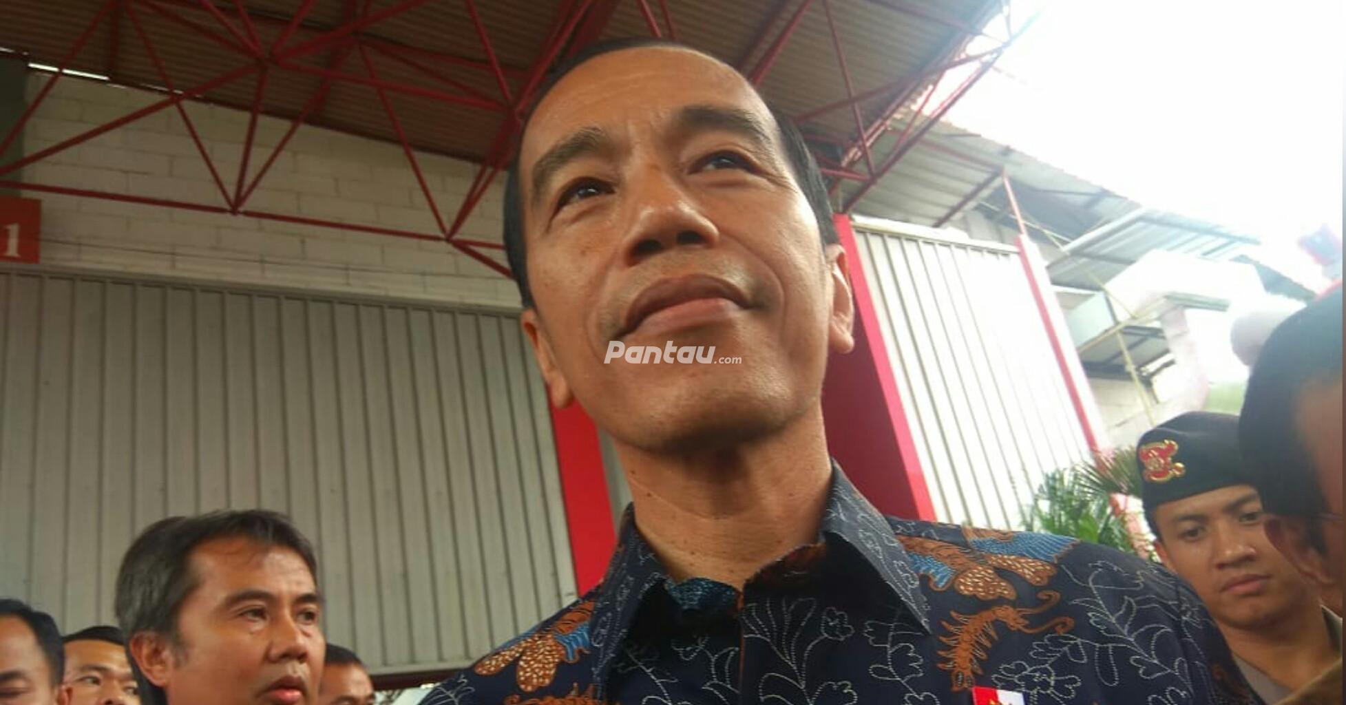 Disebut Gunakan Jasa Konsultan Politik Asing, Jokowi Tertawa
