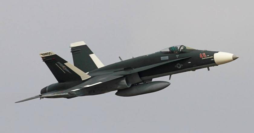Nekat, Jet Tempur AS Hornet F/A Dicat Mirip Bomber Su-30 Rusia!