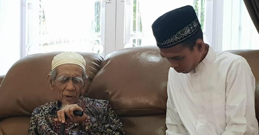 Terungkap! Ini Pembicaraan Mbah Moen dengan Ustaz Abdul Somad