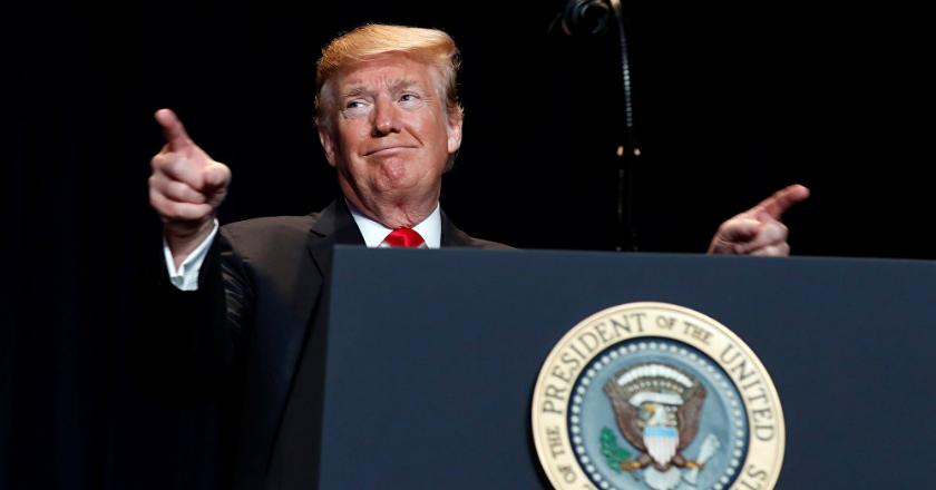 Lewat Foto Rasis, Trump Tuding Demokrat Inginkan Tutup Instansi Lain