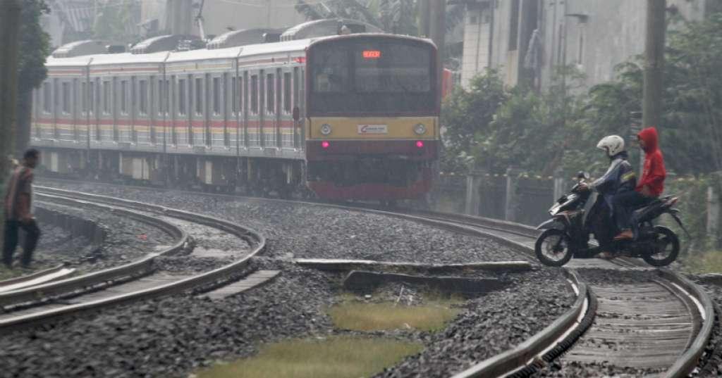 Terobos Palang Perlintasan, Pemotor Tewas Tertabrak KRL di Pademangan