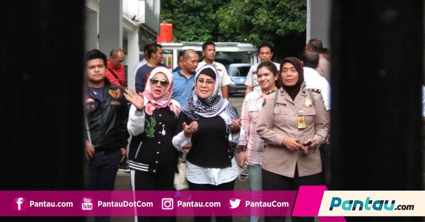 Dijenguk Elvy Sukaesih di Penjara, Dhawiya Minta Dibawakan Tasbih dan Mukena