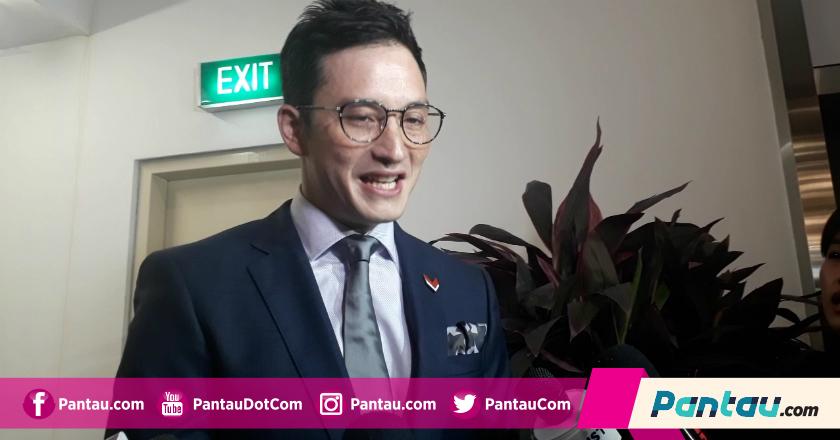 Bahagianya Mike Lewis, Pacar dan Mantan Istri Akur