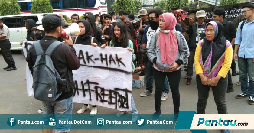 Rekan Ditangkap Usai Aksi Demo di Istana Negara, Puluhan Massa Gelar Aksi di Polda Metro Jaya