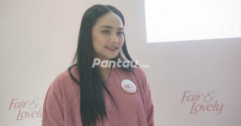 Gita Gutawa Dukung Kaum Perempuan Menempuh Pendidikan Tinggi