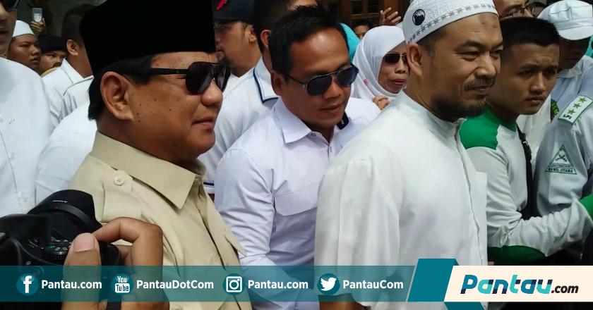Teriakan 'Prabowo Presiden' Iringi Langkah Prabowo Tinggalkan Masjid Kauman Usai Salat Jumat
