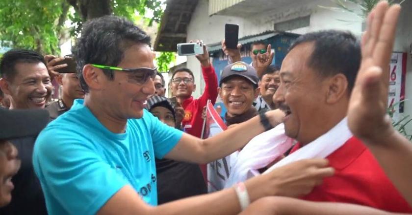 Kala Sandiaga Kalungkan Sorban ke Pendukung Jokowi