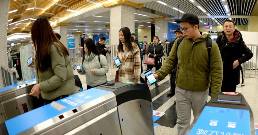 Tak Ada Tiket Kertas, Masuk Kereta Cuma Pakai Handphone