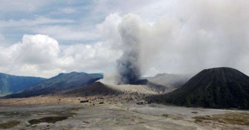 Gunung Bromo Erupsi, Lontarkan Abu Vulkanik hingga Ketinggian 2.929 Meter