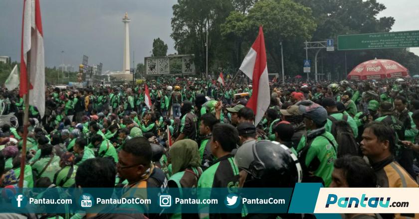 Pantau Foto: Ribuan Pengemudi Ojek Online Kepung Istana Negara