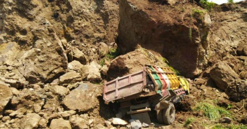 5 Truk Tertimbun Longsor Tebing di Brown Canyon Demak