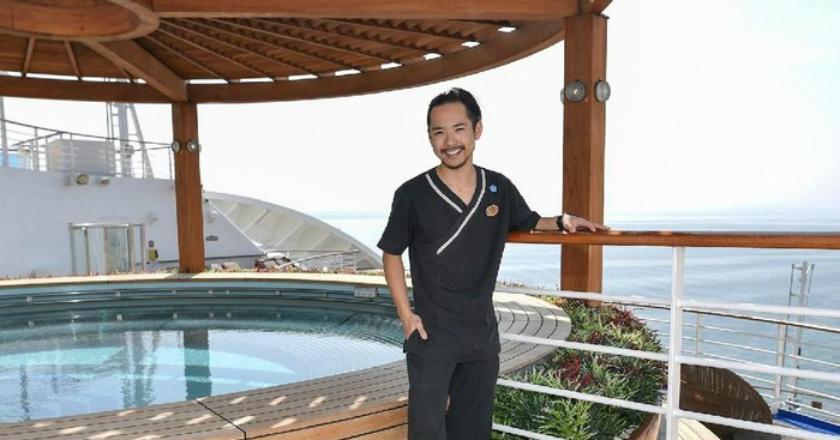 Unik, Pria Ini Dipekerjakan untuk Membujuk Tamu Berendam Tanpa Busana