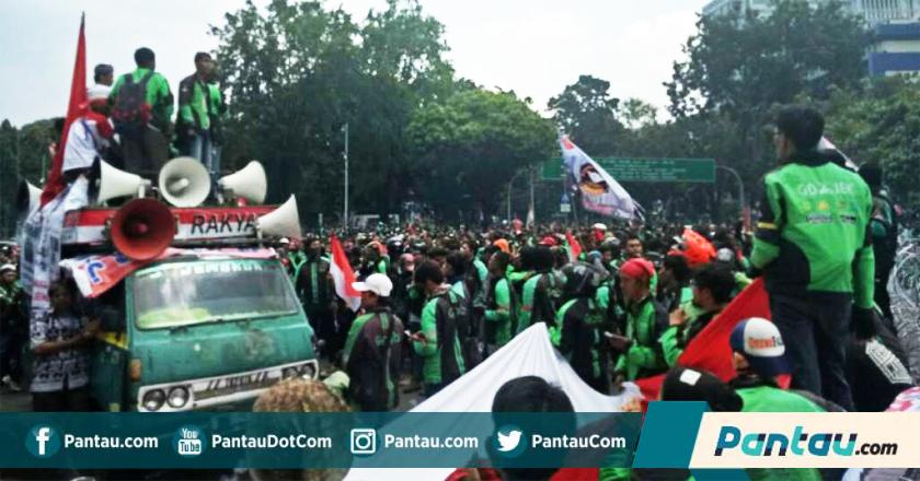 Jeritan Hati Driver Ojek Online di Depan Istana Negara