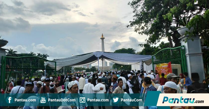Jelang Acara Munajat 212, Ribuan Massa Mulai Padati Monas