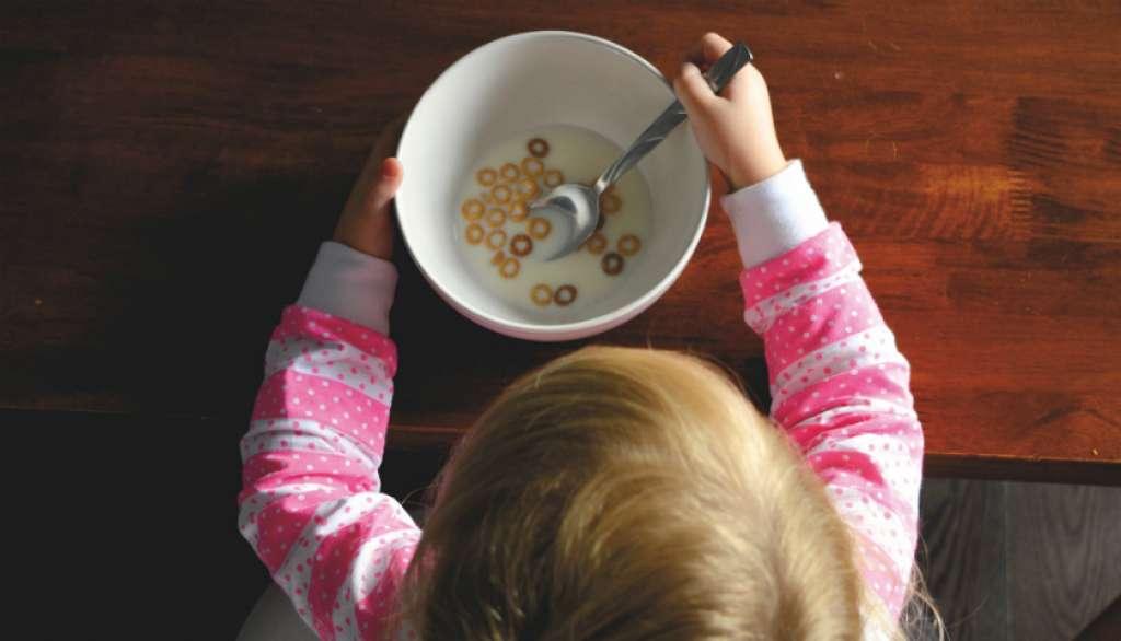Ayah, Bunda, Berhentilah Paksa Anak Makan Jika Sudah Kenyang