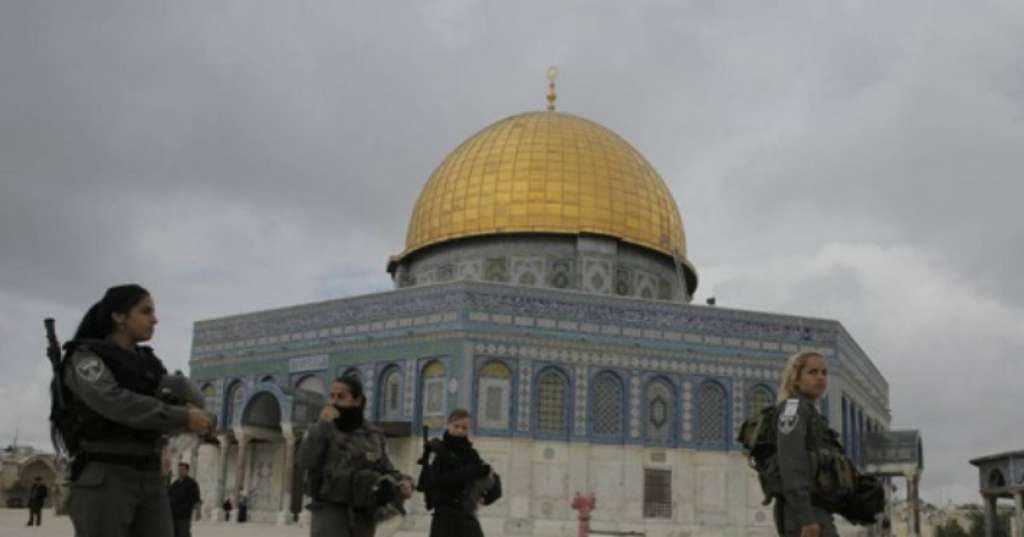Jamaah Palestina Nekat Sholat di Halaman Masjid Al-Aqsa Sebagai Bentuk Protes