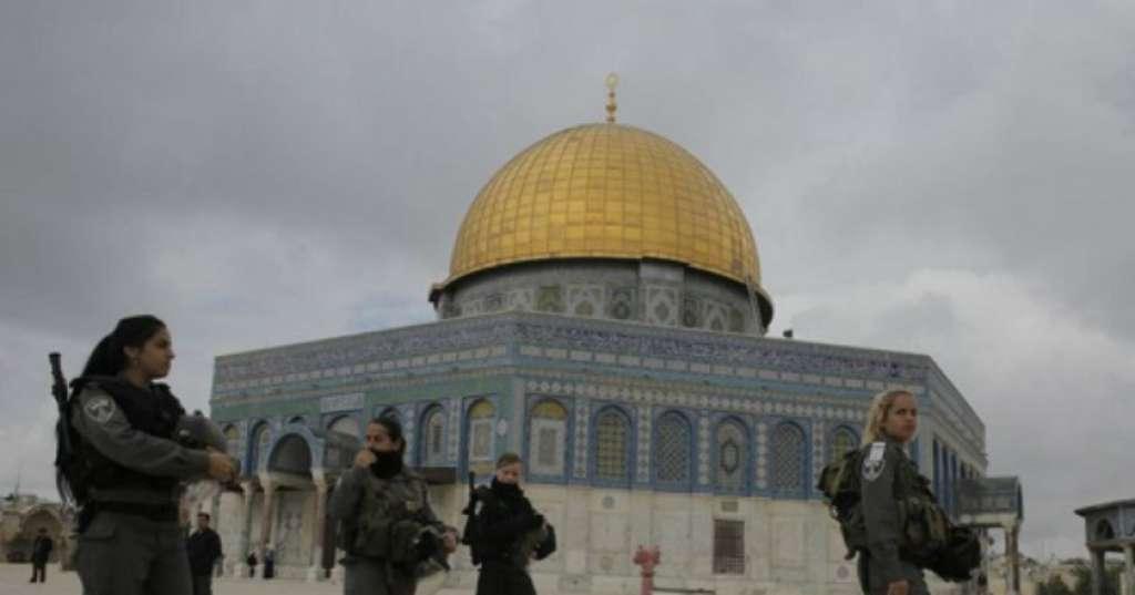 Jamaah Palestina Nekat Sholat di Halaman Masjid Al-Aqsa Sebagai Bentuk Protes
