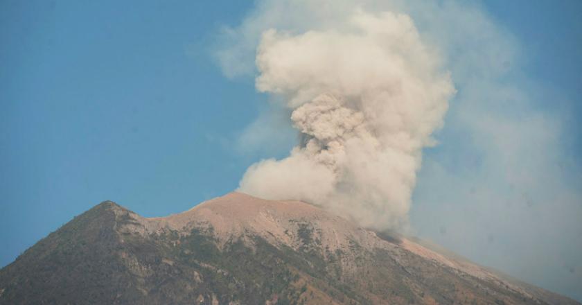 Gunung Agung Erupsi, Lontarkan Abu Vulkanik Hingga 700 Meter